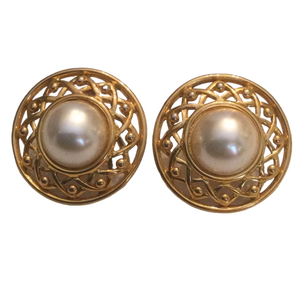 VTG Napier Gold Tone Round Clip-On Earrings With Large Faux Pearl